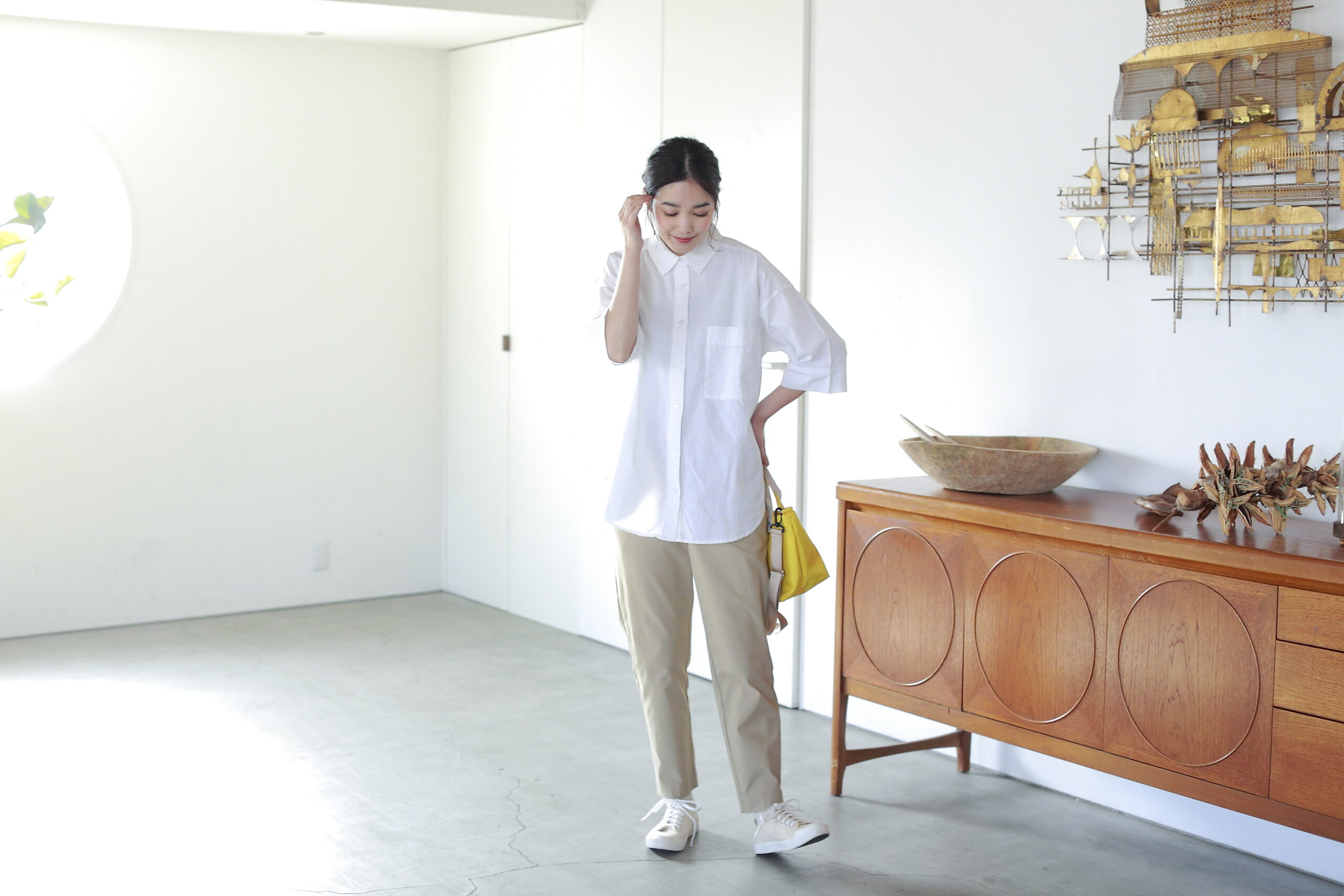 白いシャツブラウスを着た女性モデル写真