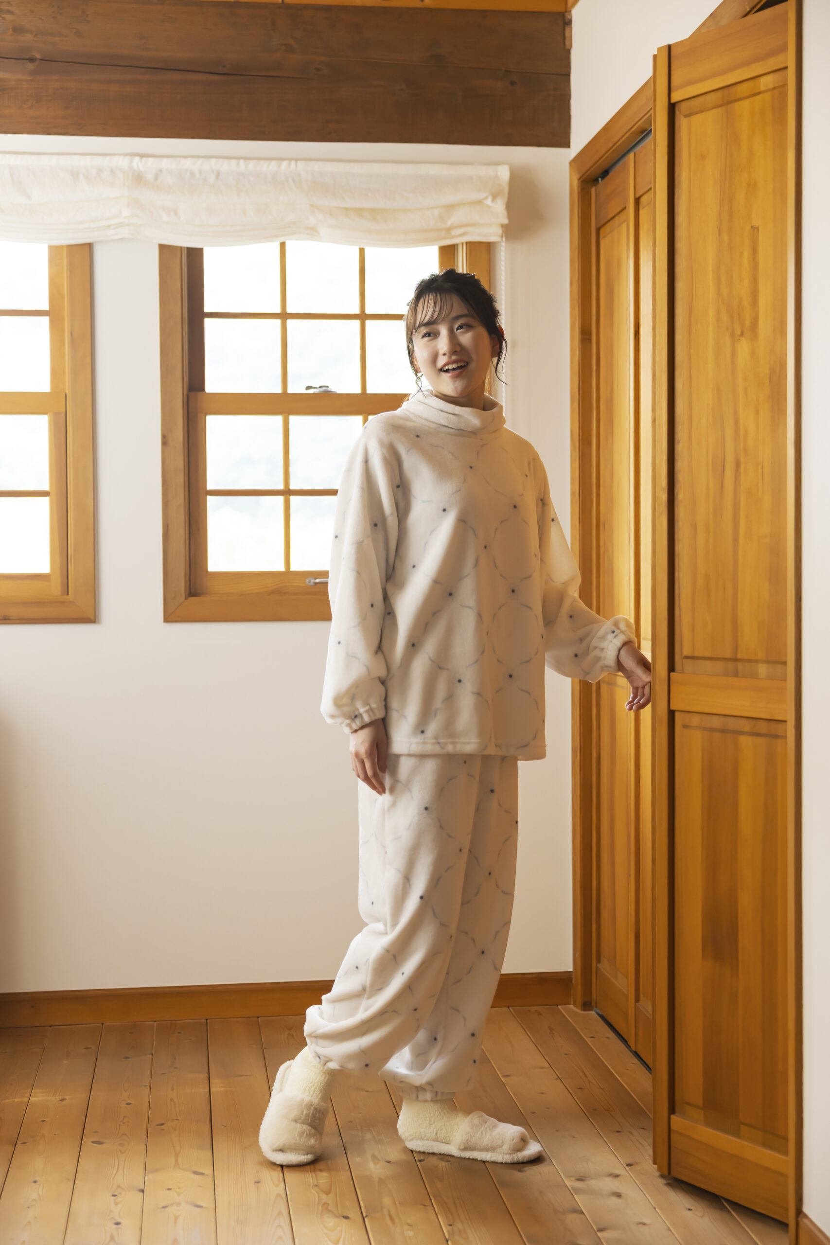 暖かい素材の花柄の白のパジャマを着ている女性の画像