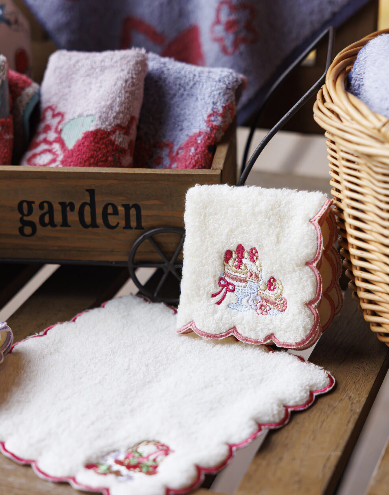 ケーキ柄の刺繍のハンカチの画像