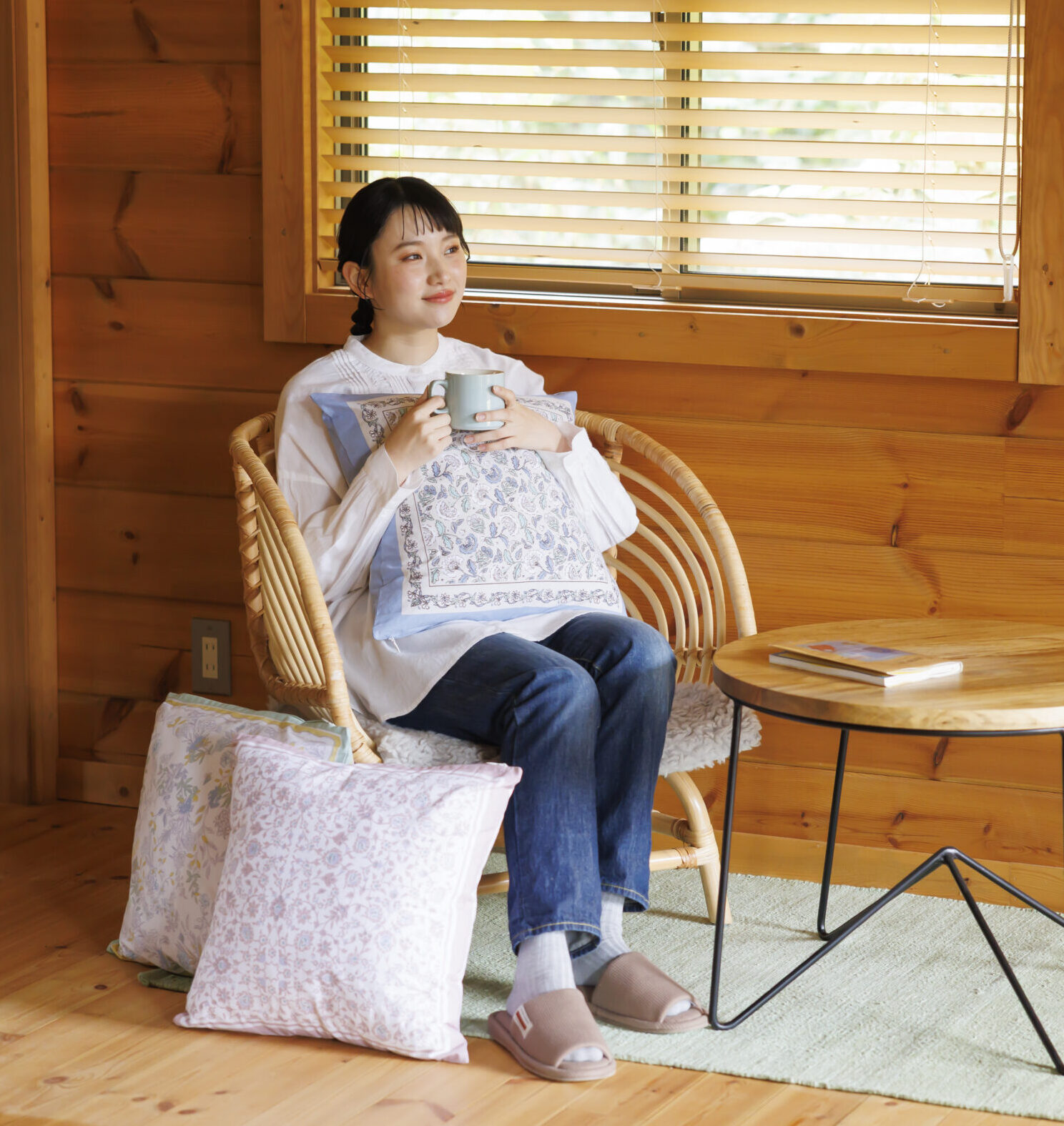 緑のソファーの上にエスニック柄の枕とクッションが置いている画像